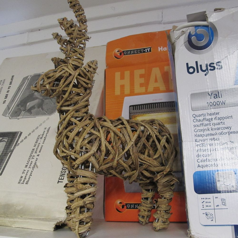 Lot 426: Woven Grapevine Reindeer Xmas Decorative Sculpture