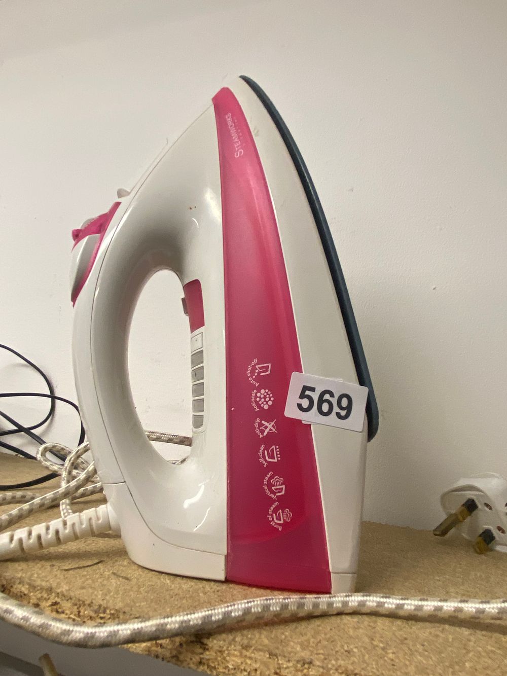 Lot 569: A STEAMWORKS Modern Domestic Steam Iron, White and...
