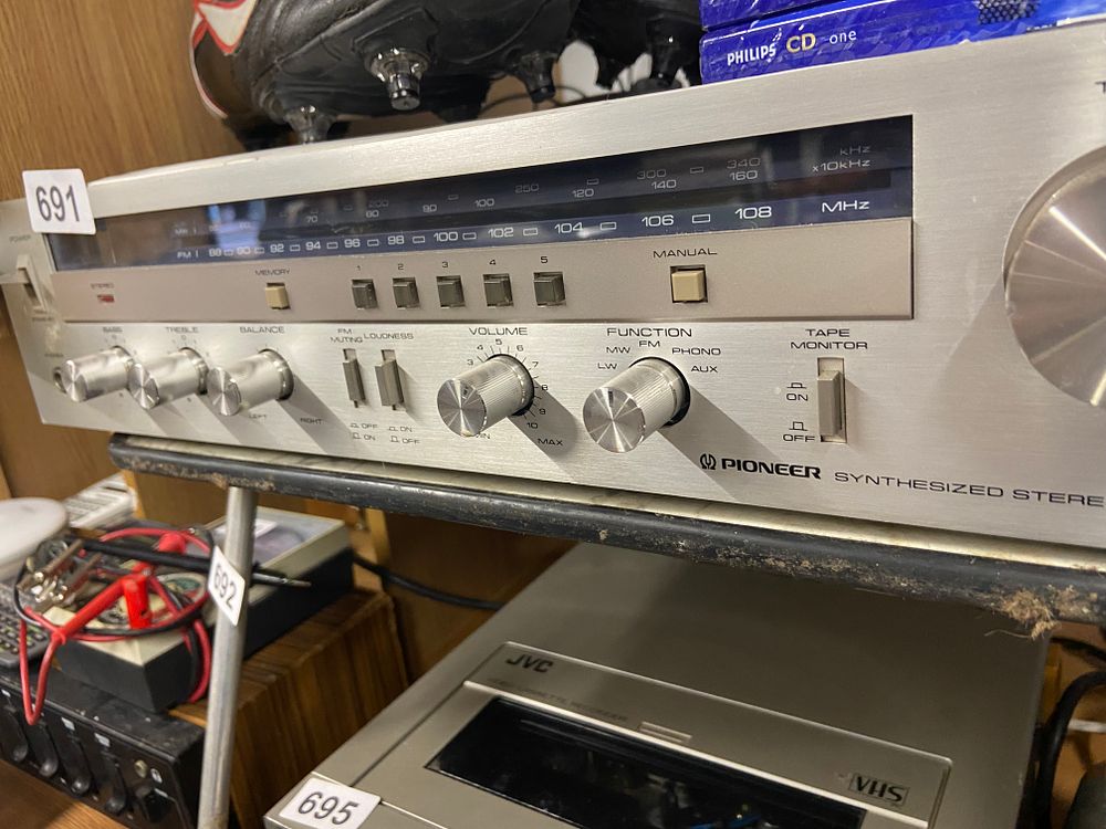 Lot 691: Pioneer SX-600L Synthesized Stereo Receiver
