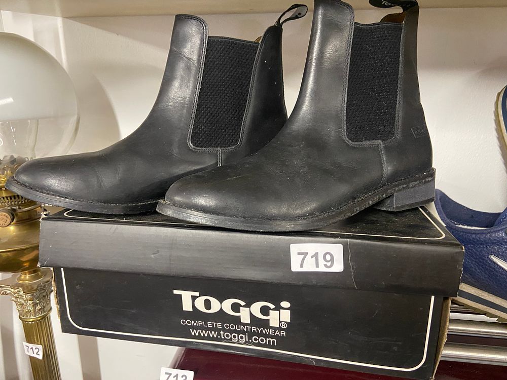 Lot 719: A Pair of Toggi Black Leather Chelsea Boots