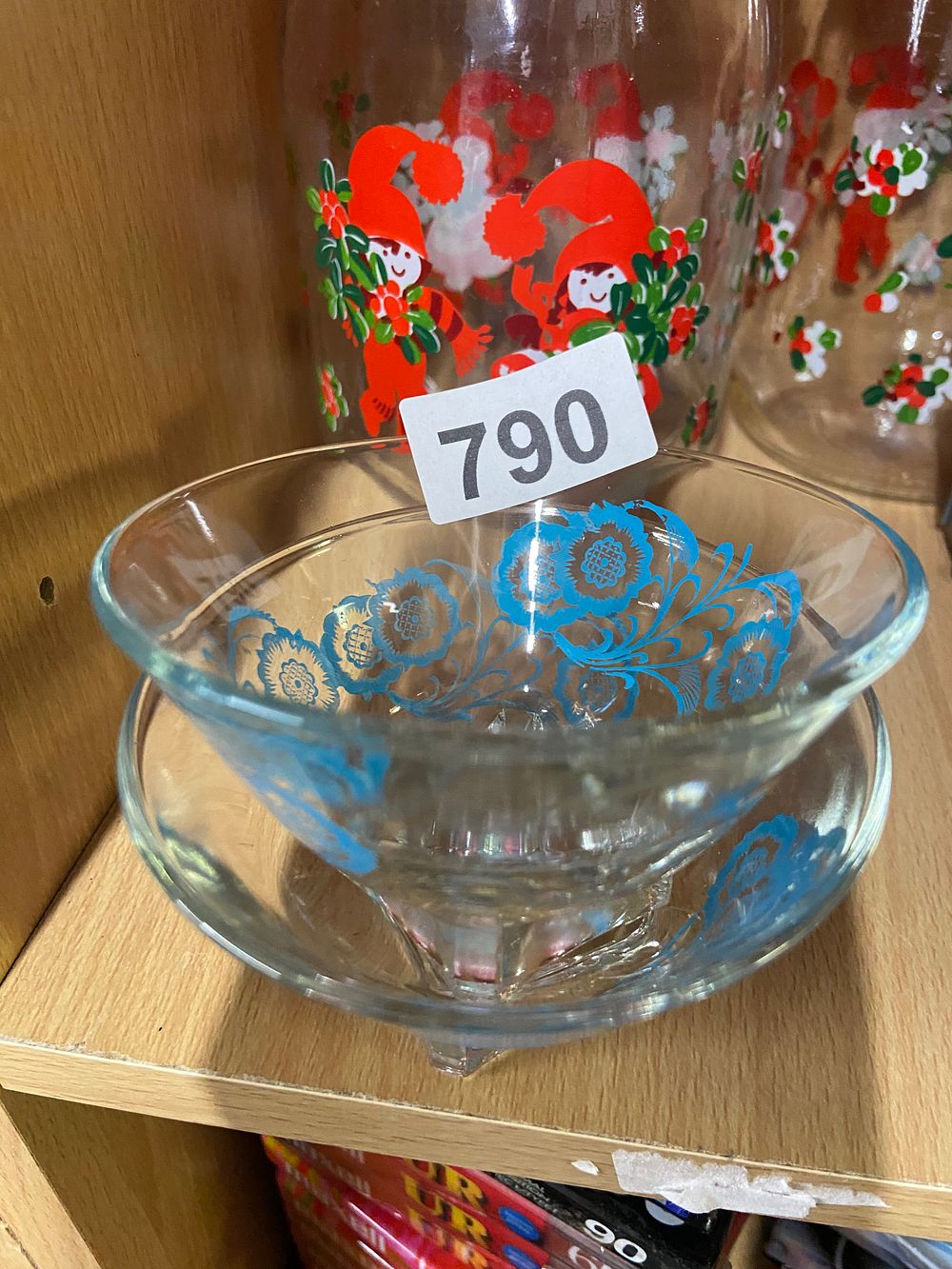 Lot 790: A Pair of Pyrex 7203 'Pinwheel Medallion' Pattern...