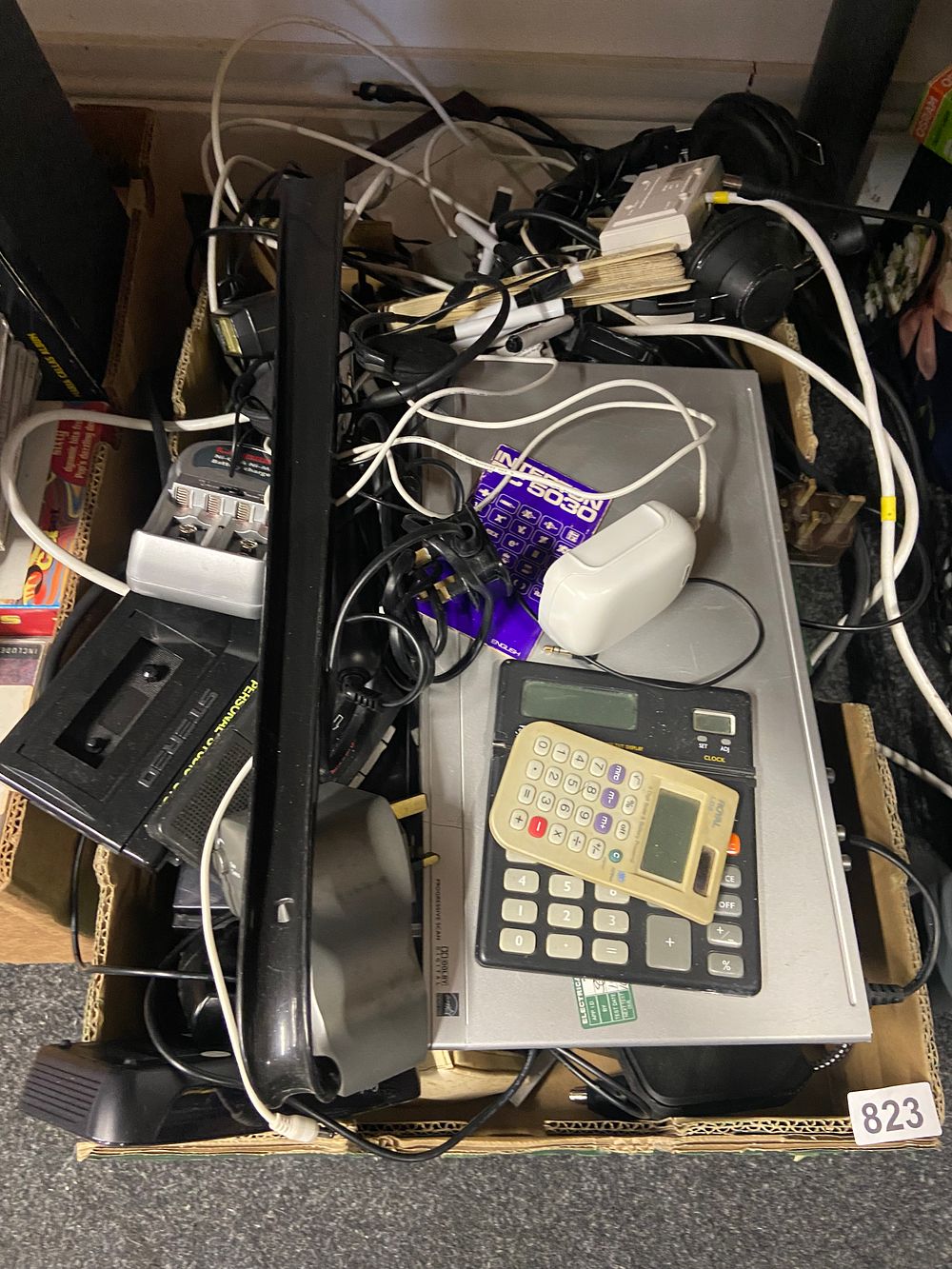 Lot 823: Mixed Lot of Late 1990s-Early 2000s Consumer Electronics...