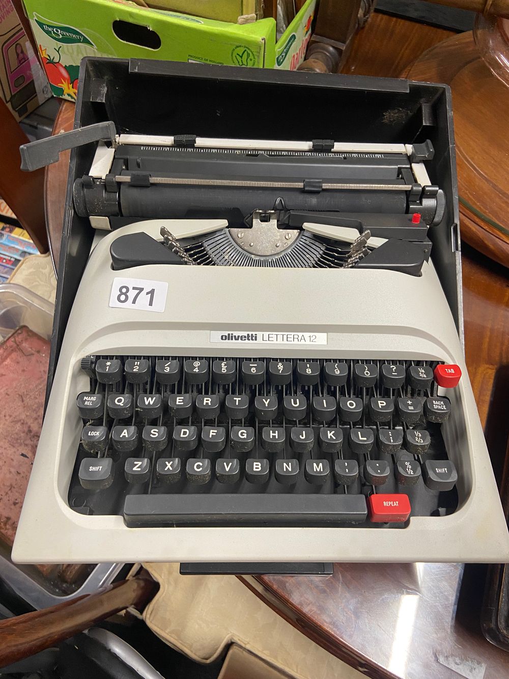 Lot 871: Olivetti Lettera 12 Portable Manual Typewriter