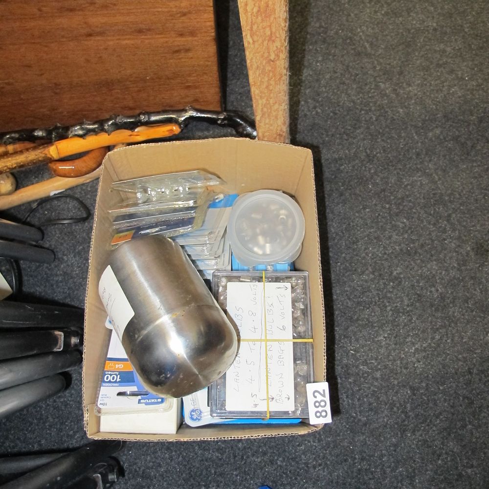 Lot 882: A box of various small bulbs all new