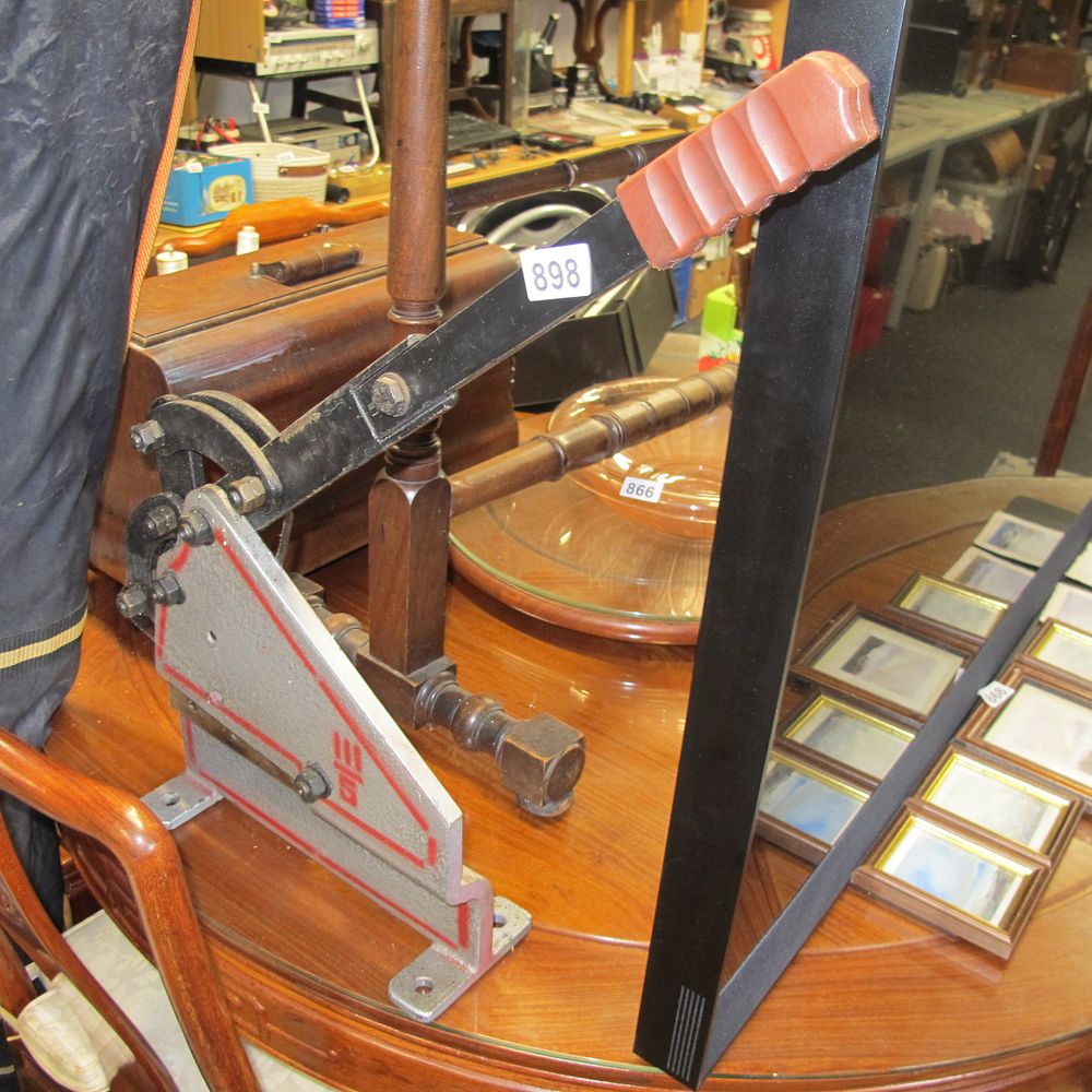 Lot 898: Heavy duty steel cutting tool