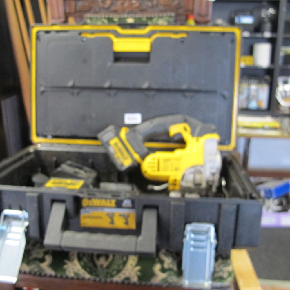 Lot 900: De Walt battery operated Zip saw