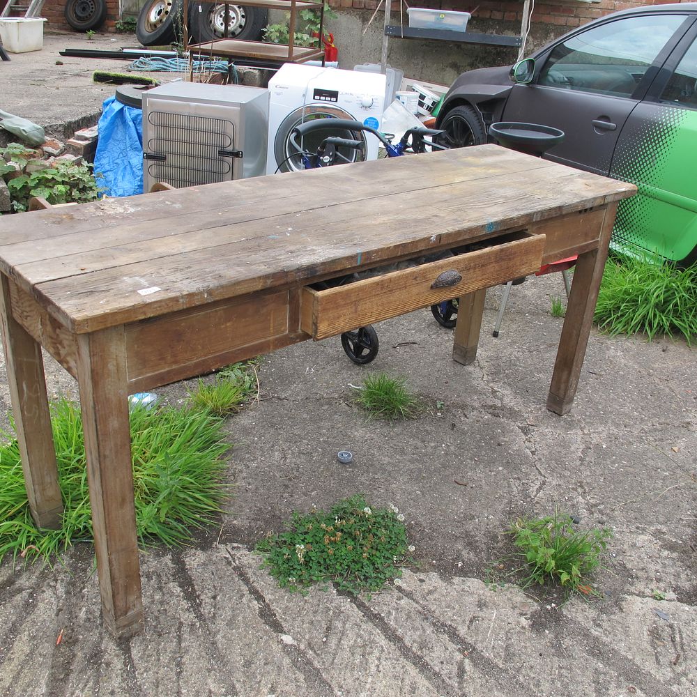 Lot 901: A large wooden tooling bench with center drawer