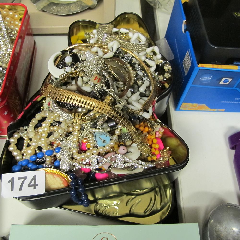 Lot 174: A Collection of Mixed Costume Jewelry