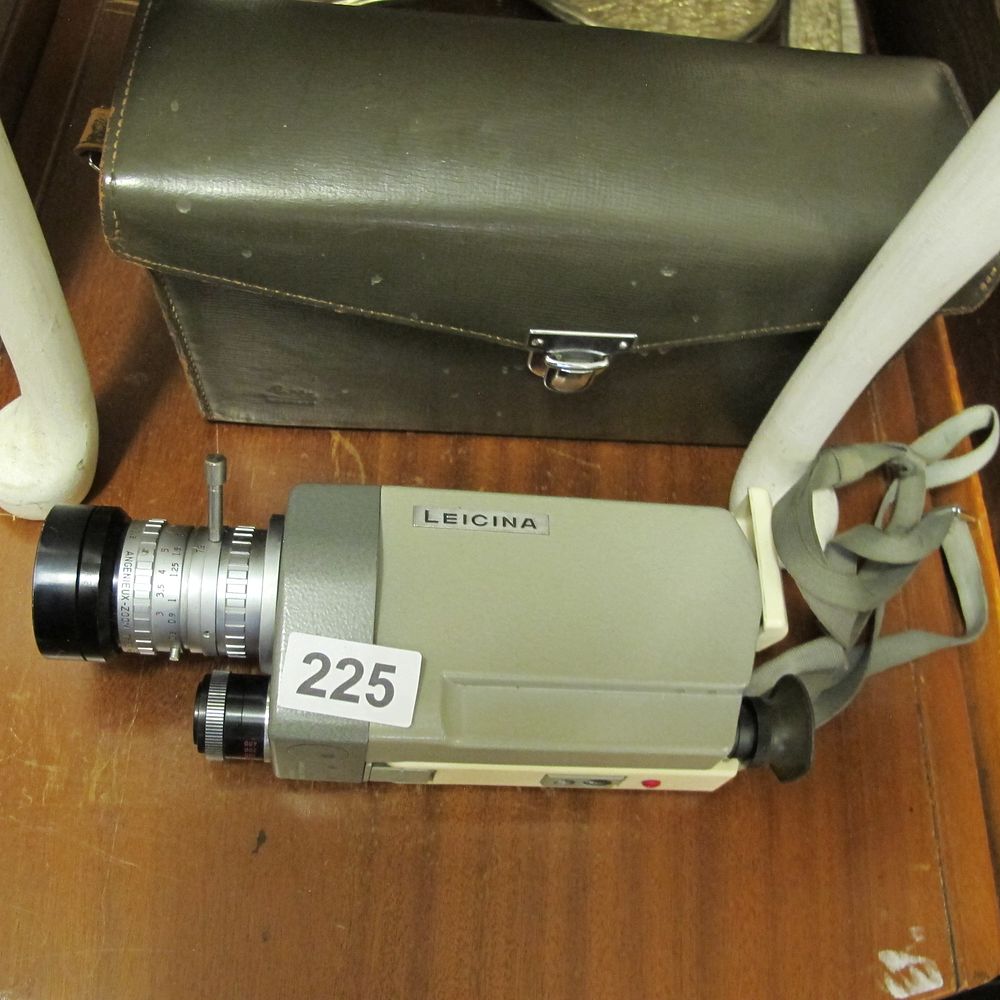 Lot 225: Leica Leicina 8SV Cine Camera with Angenieux-Zoom 7.5-35mm...