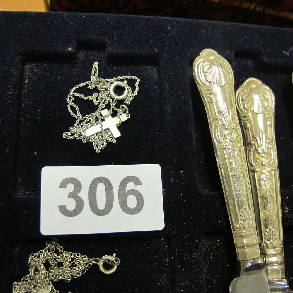 Lot 306: Silver cross 2.21g