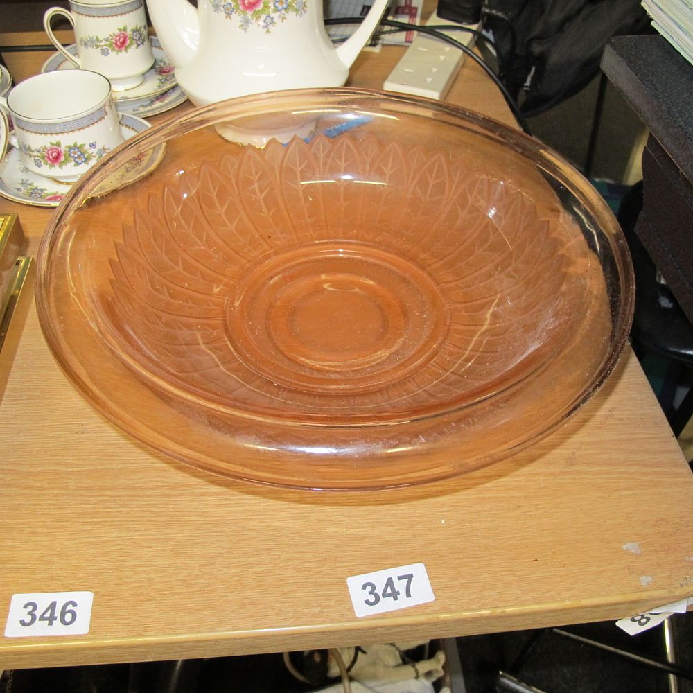 Lot 347: Jeannette 'Iris and Herringbone' Marigold Carnival Glass Bowl
