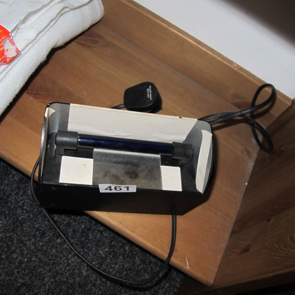 Lot 461: A Portable Ultraviolet Lamp and Banknote Detector