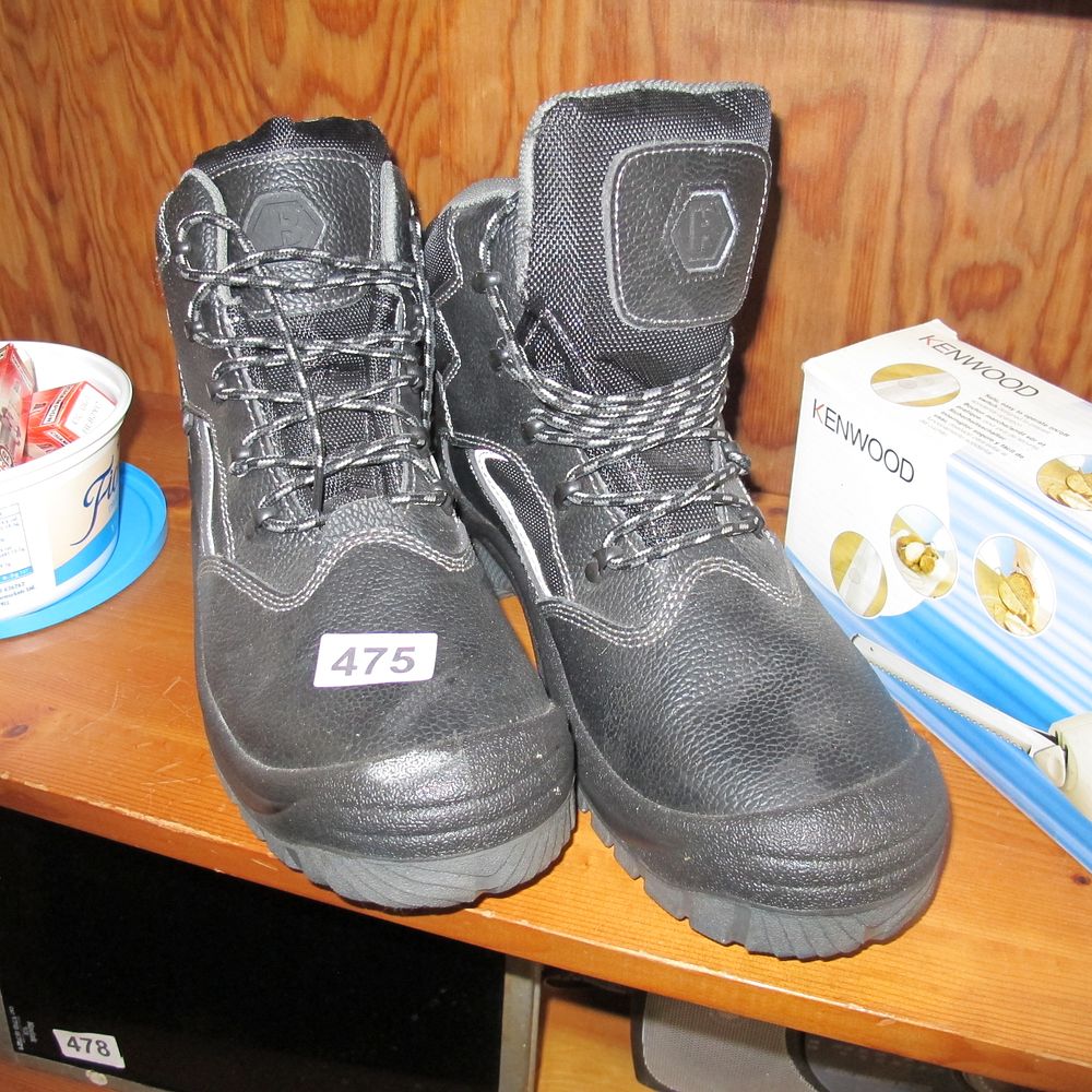 Lot 475: A Pair of Blackrock Lunar Hiker Safety Boots