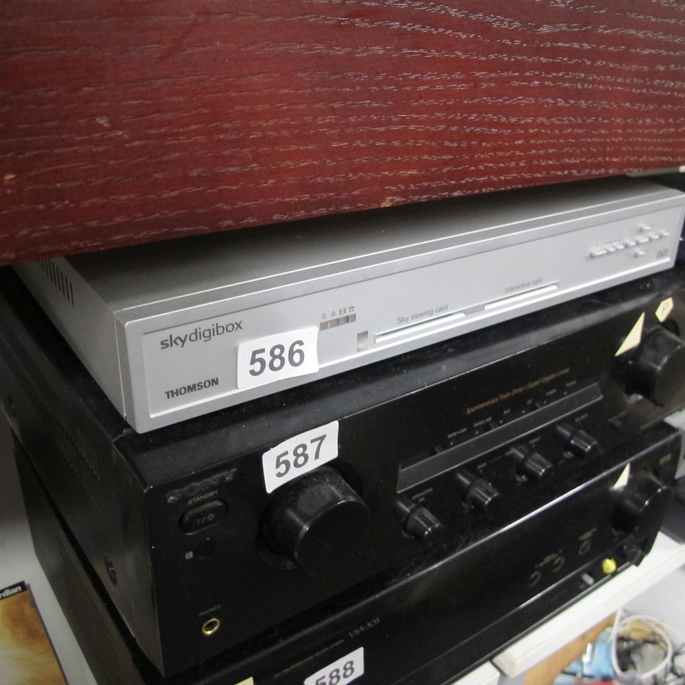Lot 586: A Thomson DSI 4210 Sky Digibox