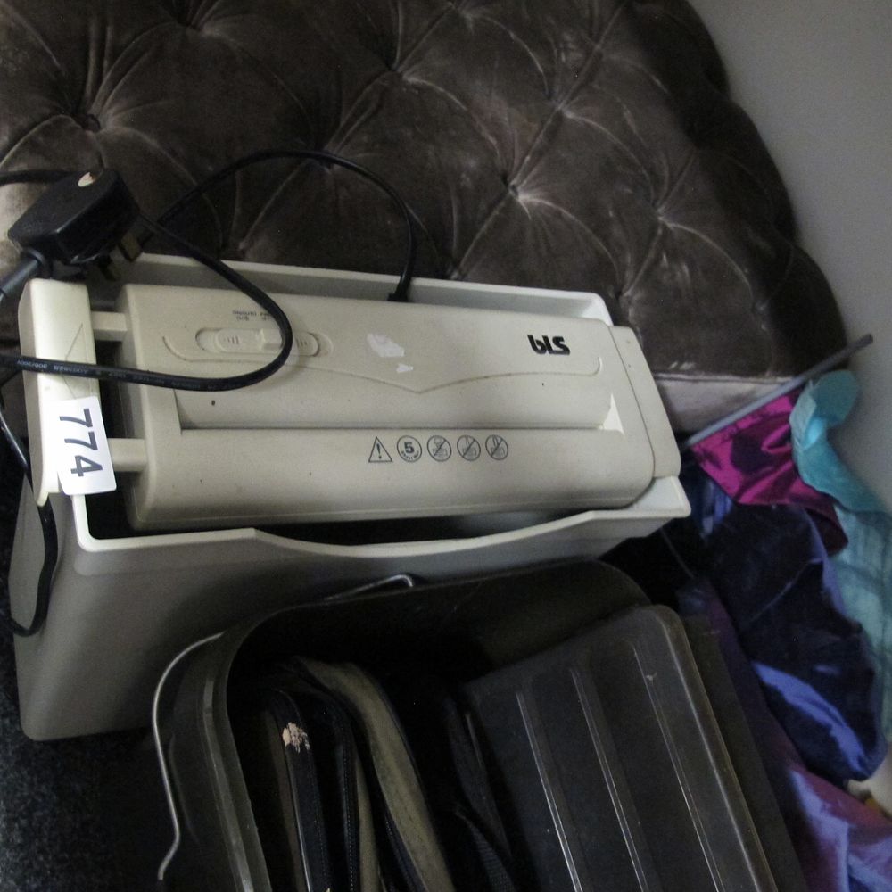 Lot 774: bLS (Basix) Paper Shredder