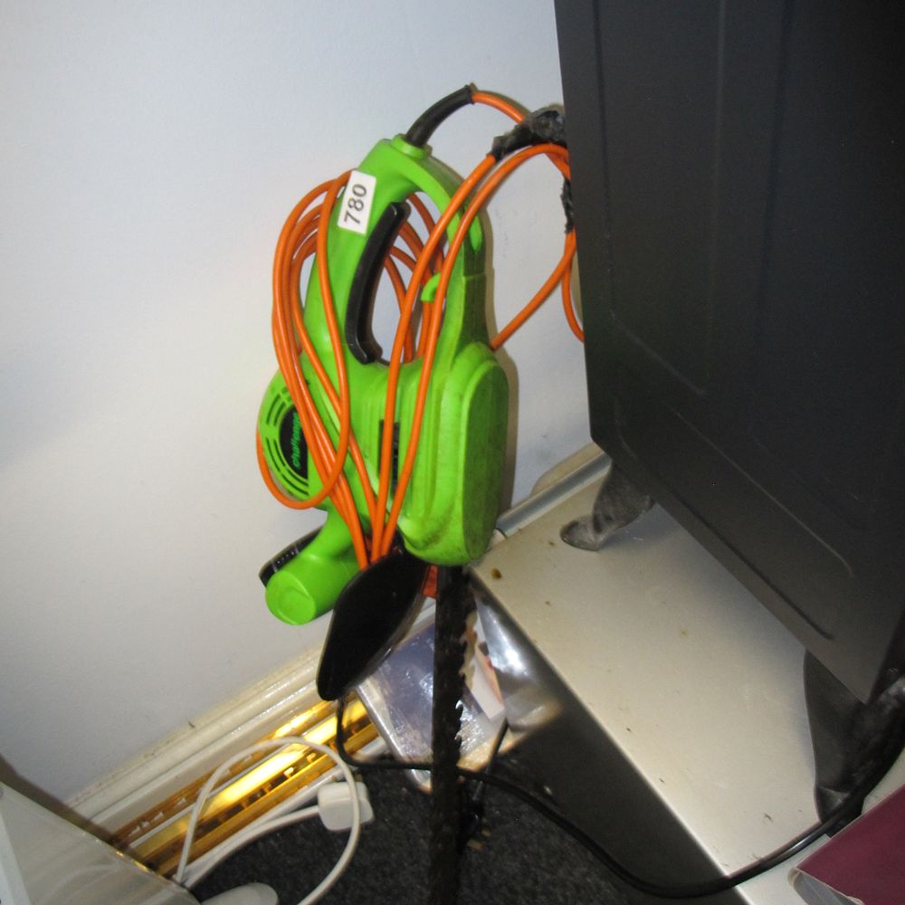 Lot 780: Greenworks 24012 7 Amp Single Speed Electric Leaf...