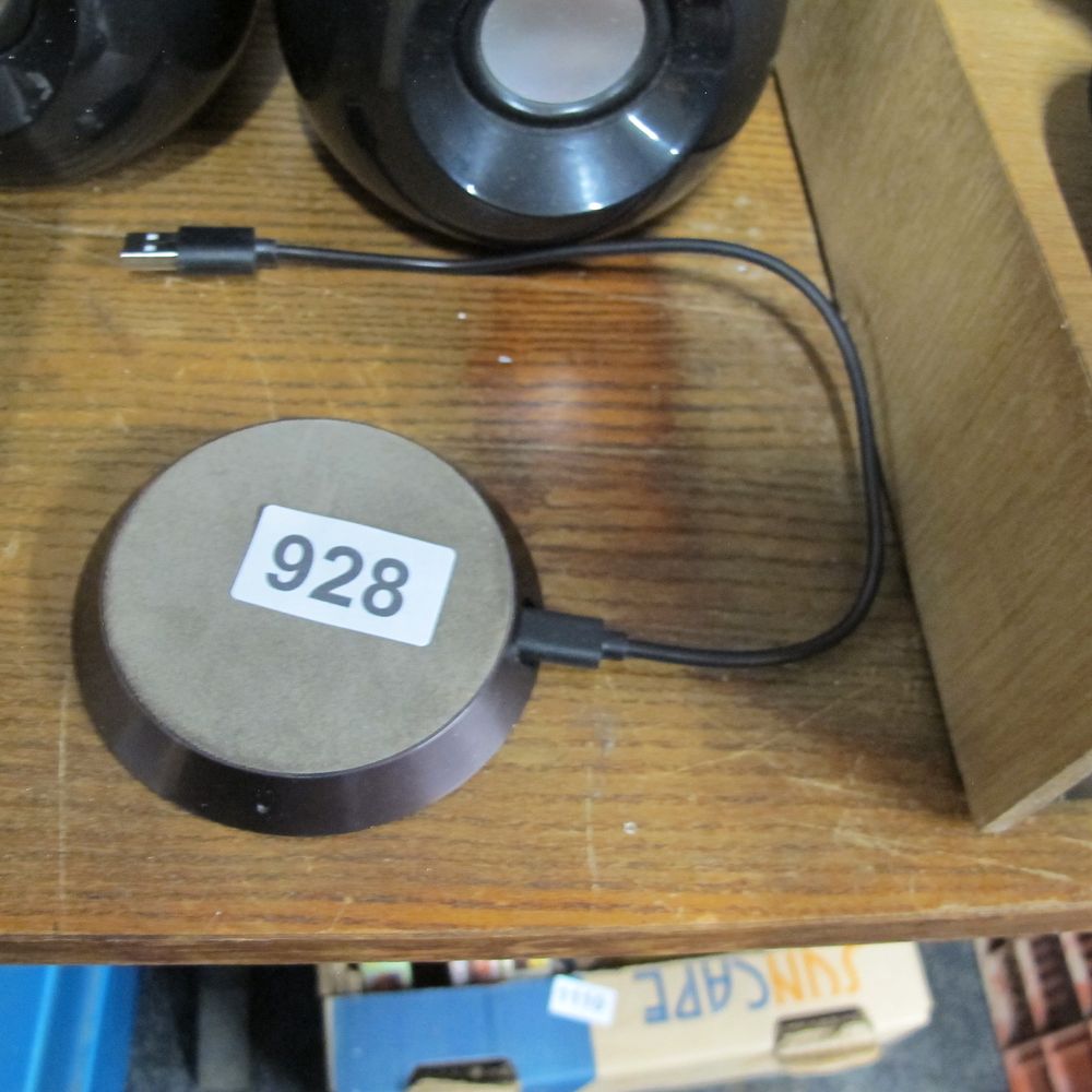 Lot 928: cordless mobile phone charger