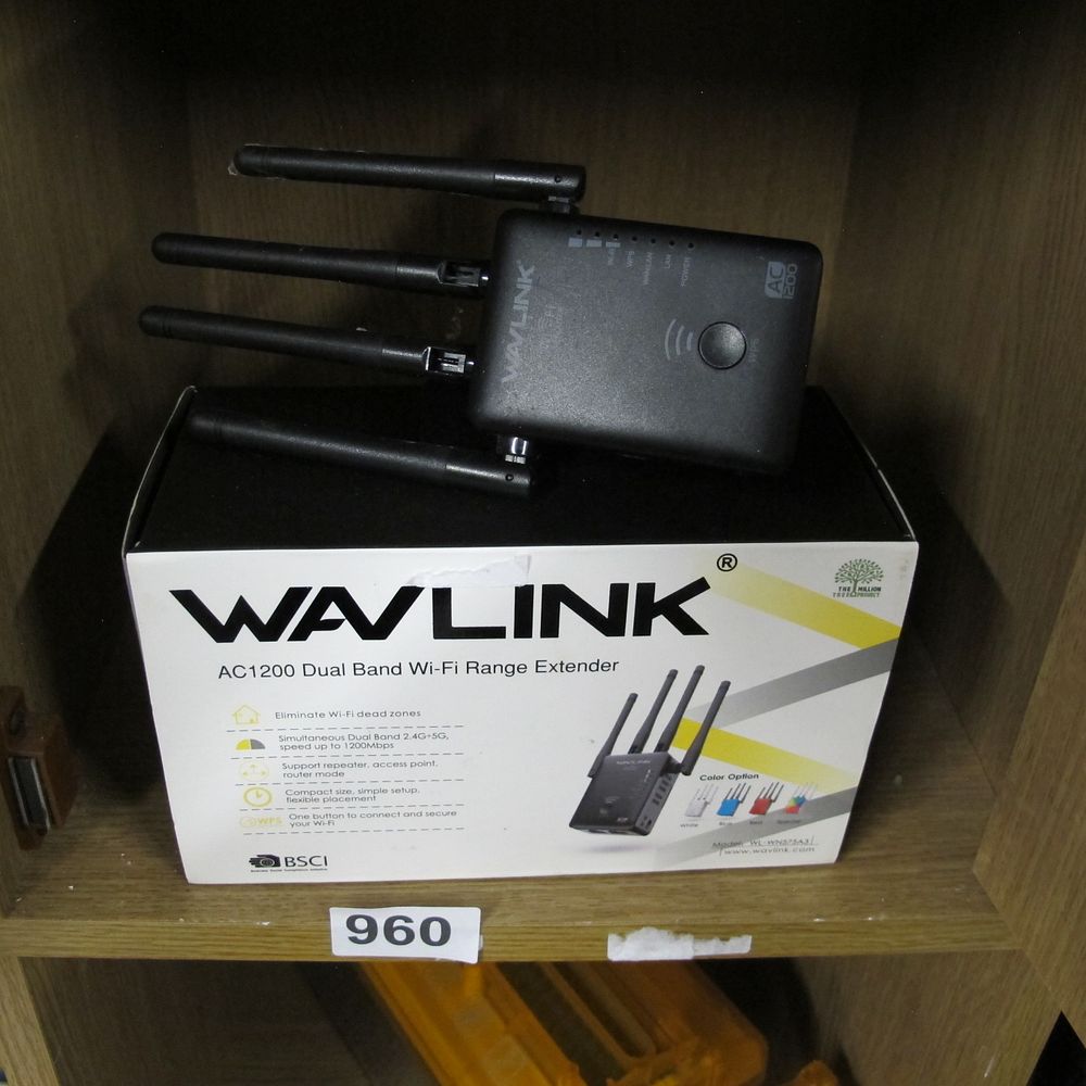 Lot 960: WAVLINK AC1200 Dual Band Wi-Fi Range Extender (Model:...