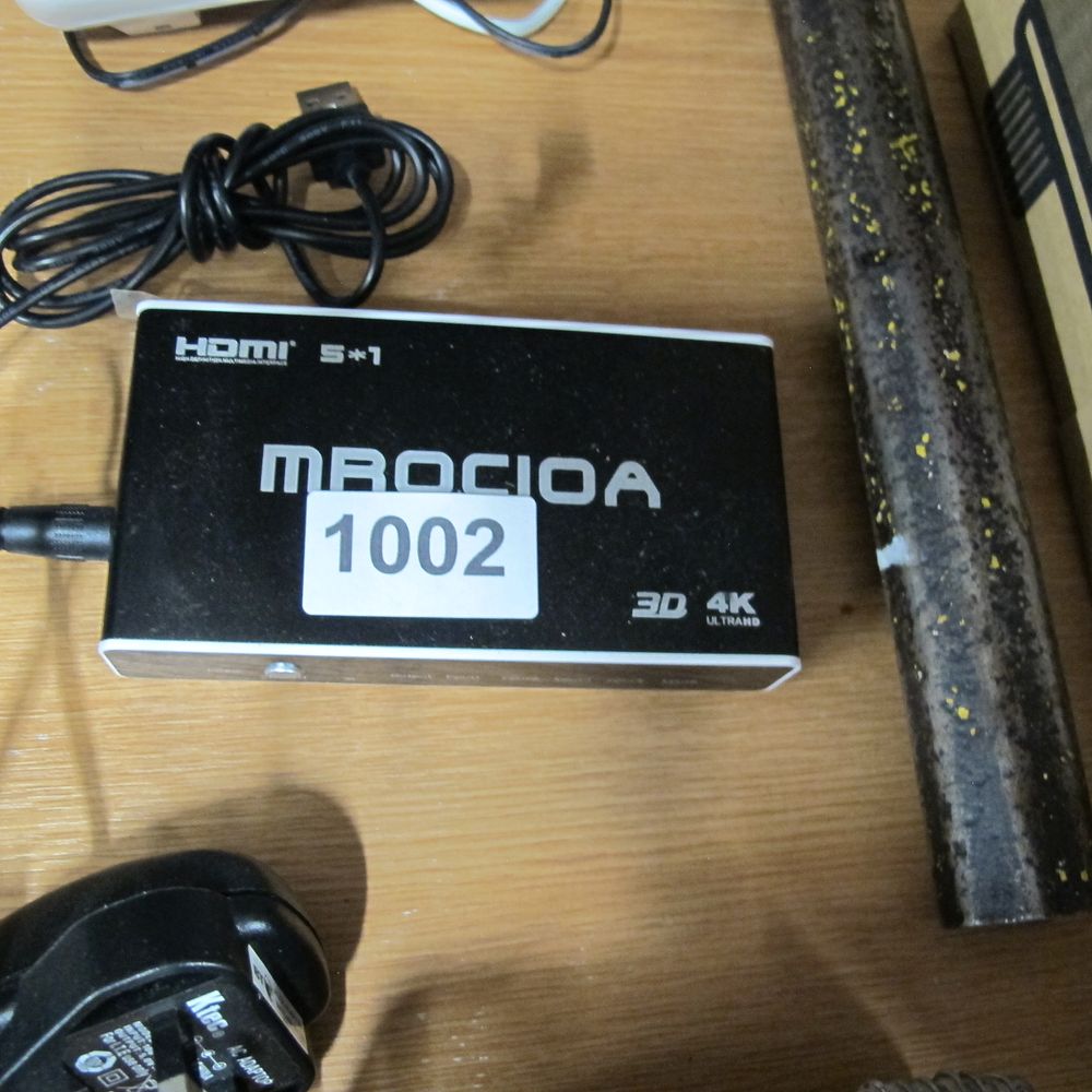 Lot 1002: MROCIOA 5-in-1 Out 4K 3D HDMI Switch with...