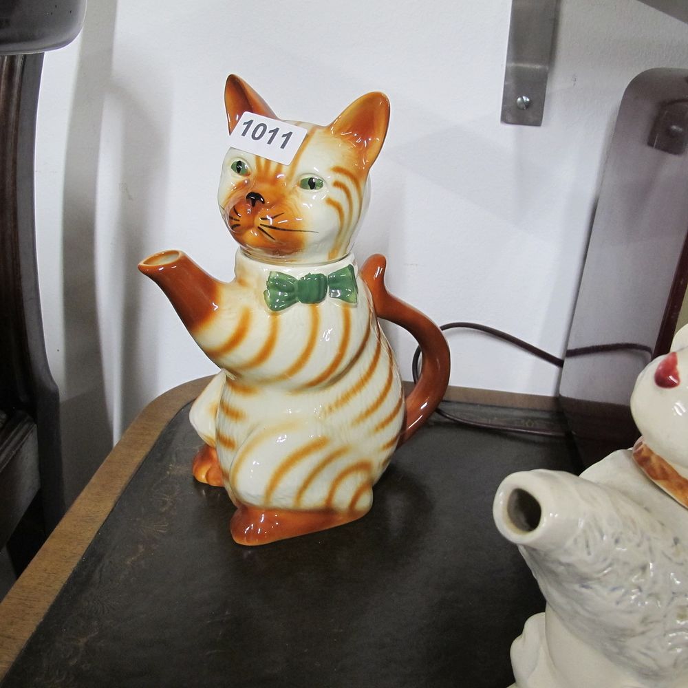 Lot 1011: A Tony Wood Studios Figural Tabby Cat Teapot