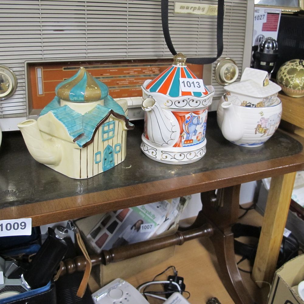 Lot 1013: A Sadler Edwardian Entertainments Carousel Teapot and Two...