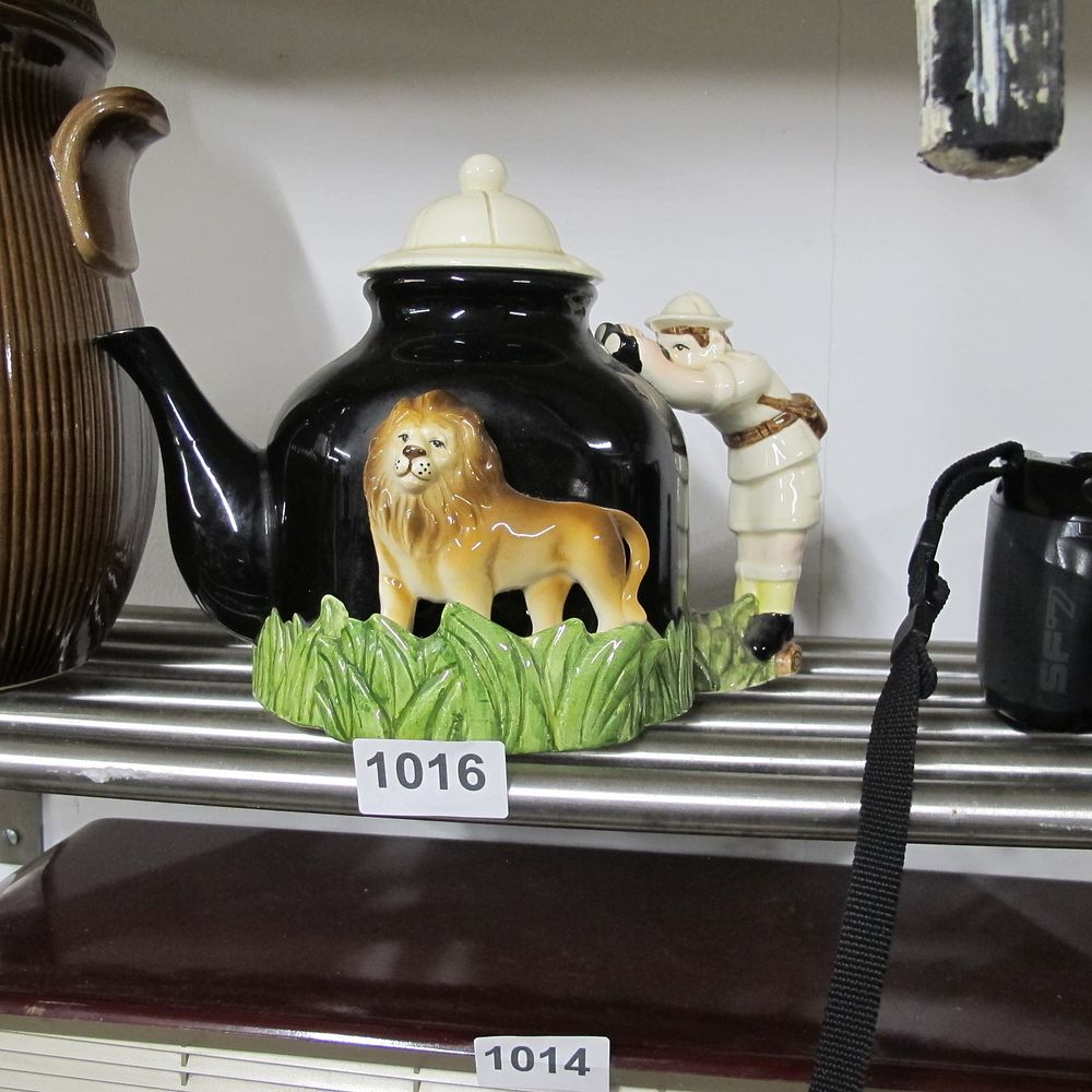 Lot 1016: Applause Ceramic Lion Shaped Novelty Teapot