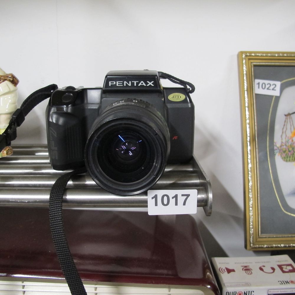 Lot 1017: Pentax SF7 35mm SLR Film Camera with 28-80mm...