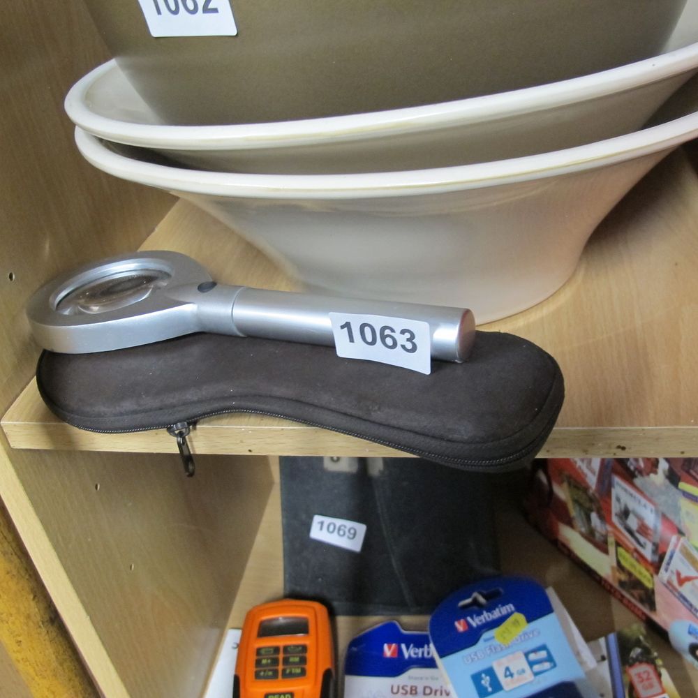 Lot 1063: Handheld Illuminated LED Magnifying Glass with Case