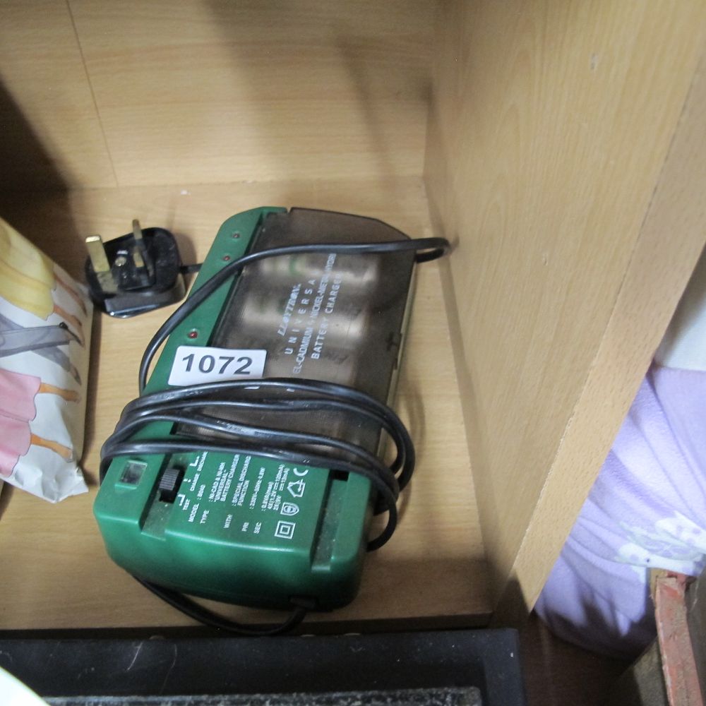 Lot 1072: Lloytron S040 Ni-Cad & Ni-MH Universal Battery Charger