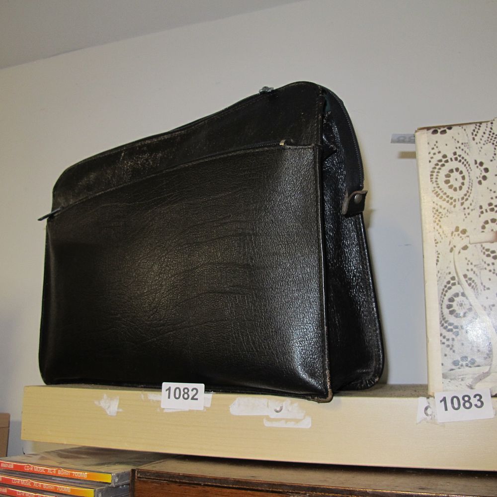 Lot 1082: Targus Black Leather Messenger Briefcase Laptop Bag