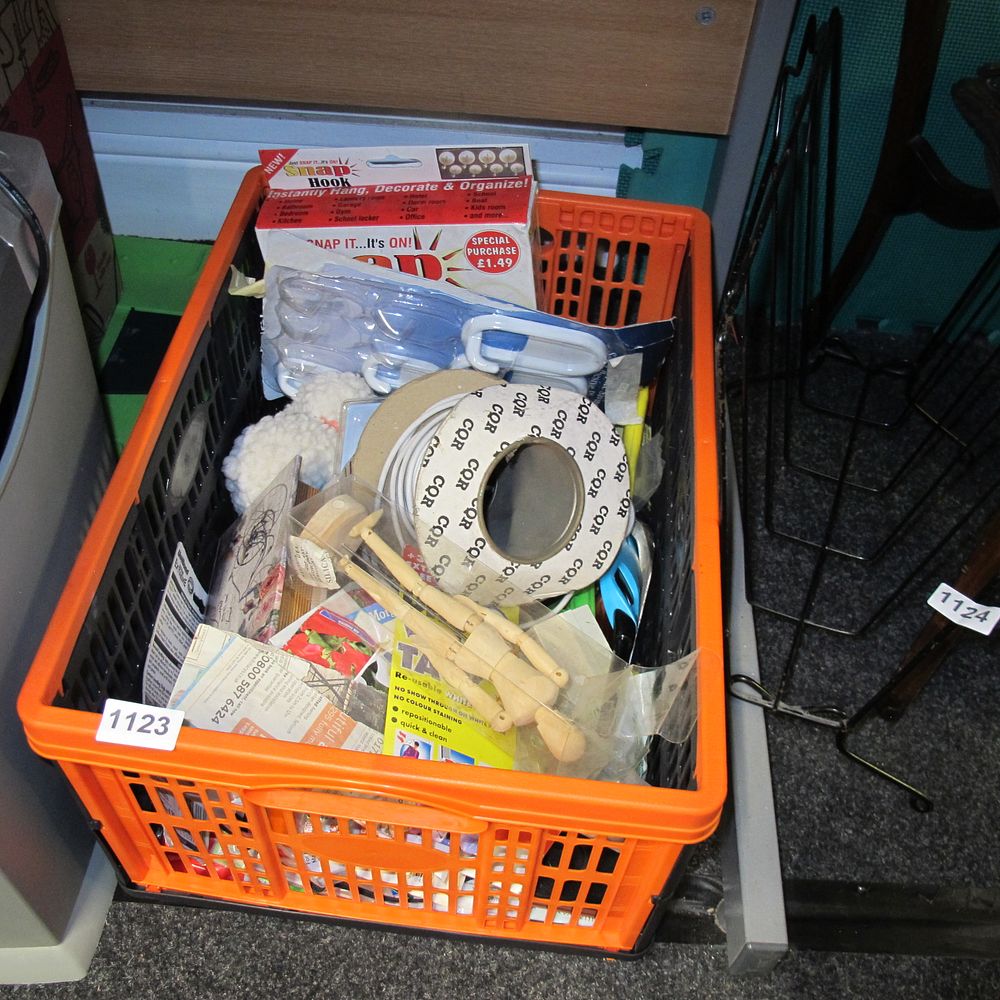 Lot 1123: A Collection of Contemporary Household and Craft Items...
