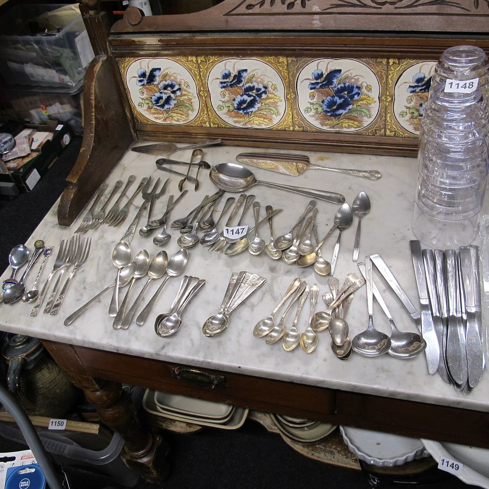 Lot 1147: A Large Lot of Mixed Vintage Silverplate Flatware