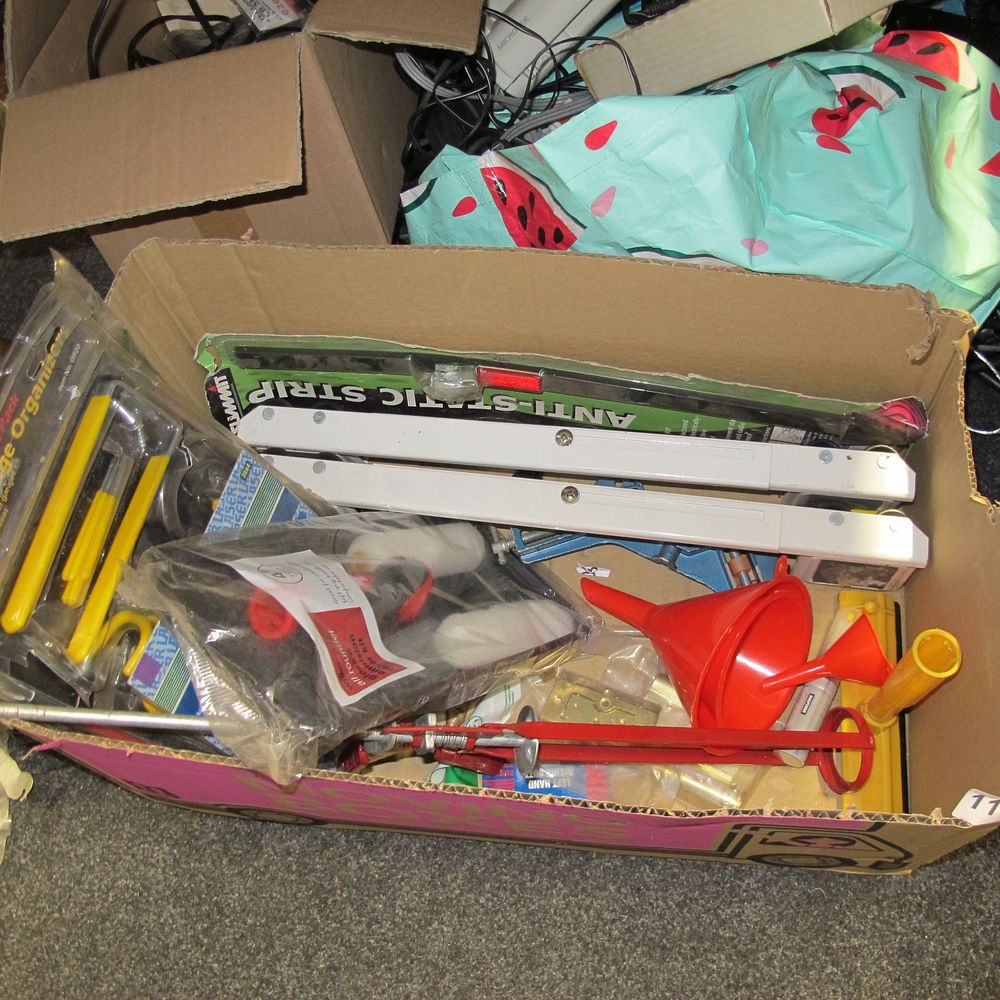 Lot 1161: A Mixed Lot of New and Unused Household,...
