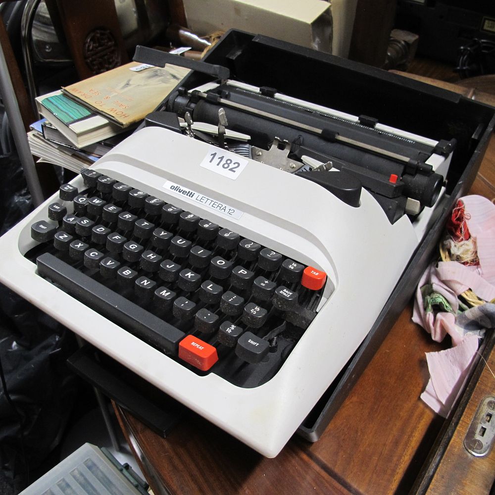 Lot 1182: Vintage Olivetti Lettera 12 Portable Typewriter