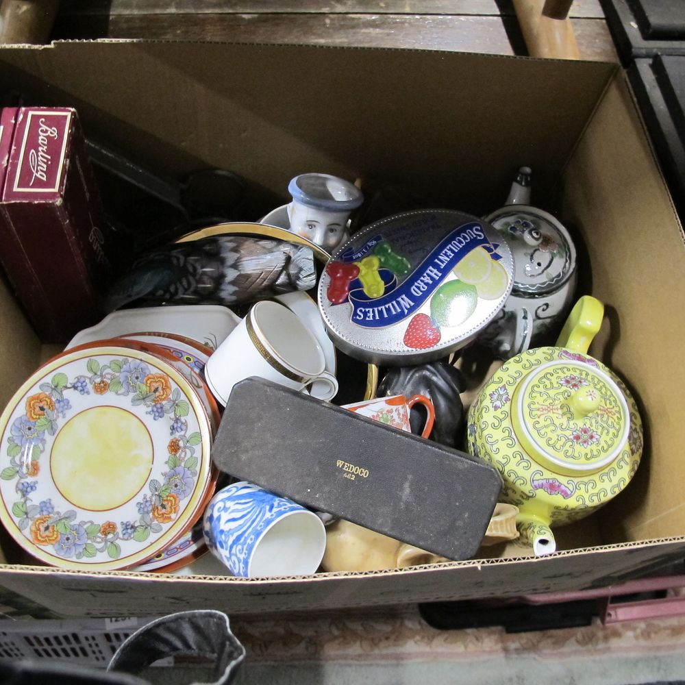 Lot 1212: Avery good box of misc items.