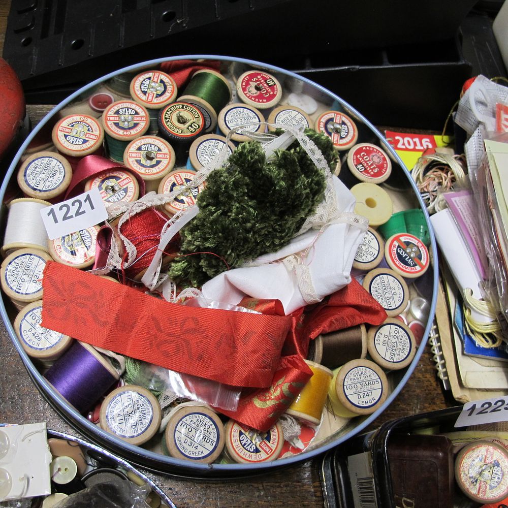 Lot 1221: seamstress box