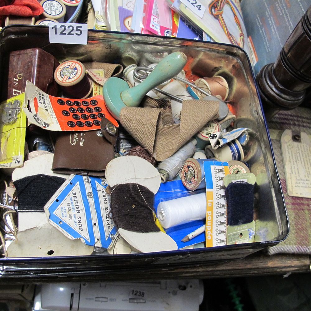Lot 1225: seamstress box