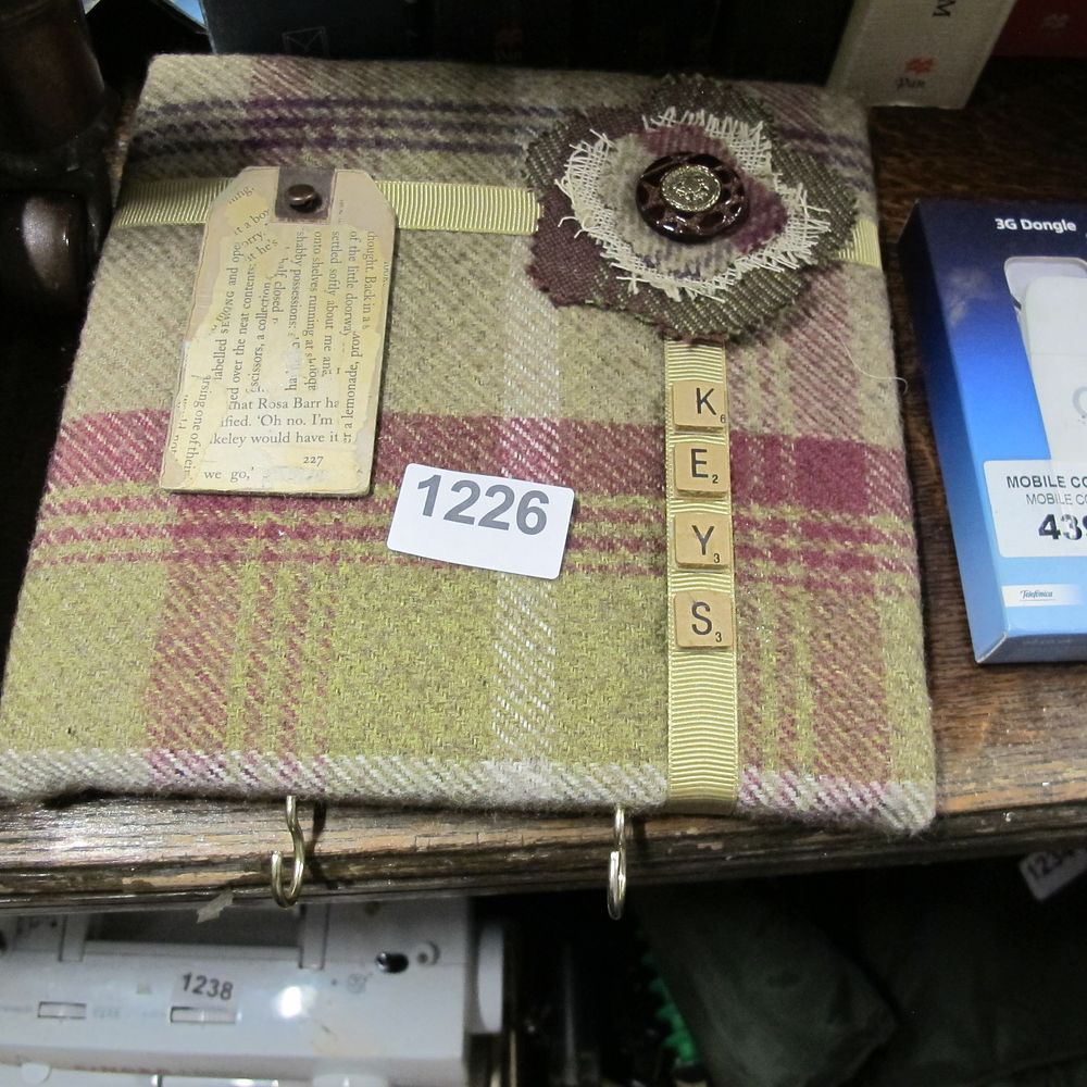 Lot 1226: key hanger