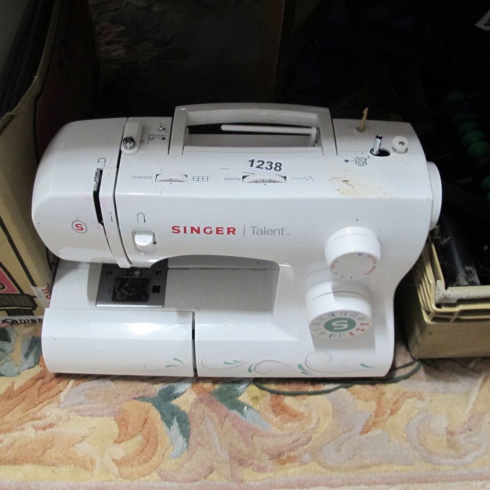 Lot 1238: Singer sewing machine complete in GWO
