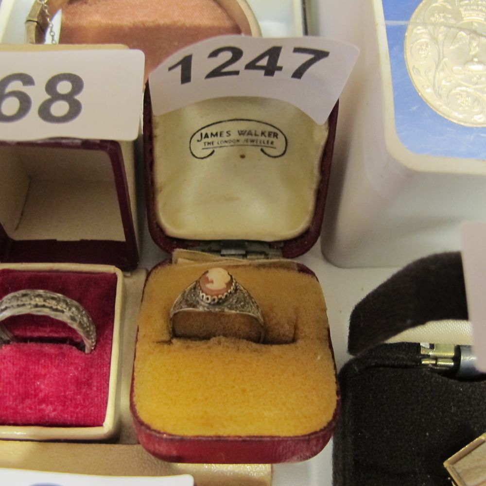 Lot 1247: a silver ladies cameo ring