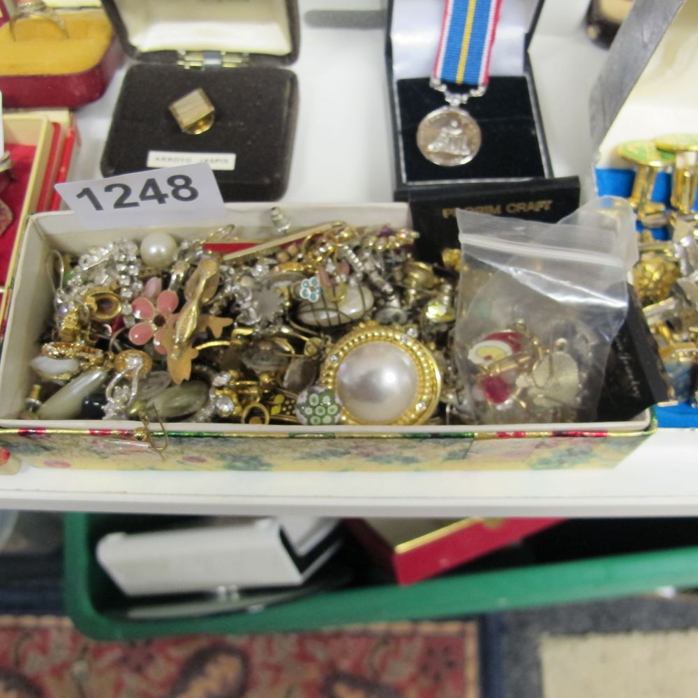 Lot 1248: a box of misc jewelry items