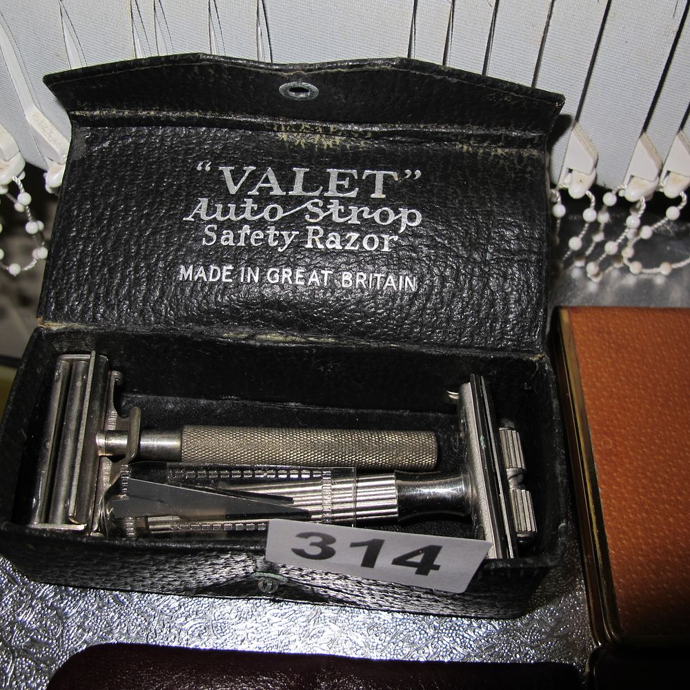 Lot 314: Valet Auto Strop Safety Razor Set, Made in...