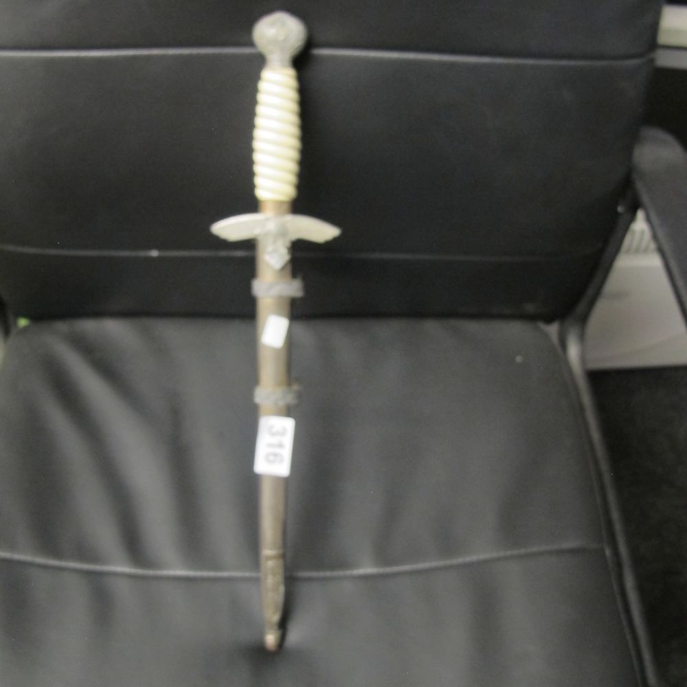 Lot 316: Germany, 2nd Model Luftwaffe Officer's Dagger, WWII Period