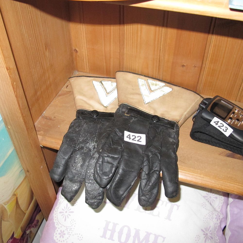 Lot 422: Vintage Gauntlet-Style Leather Motorcycle Gloves 