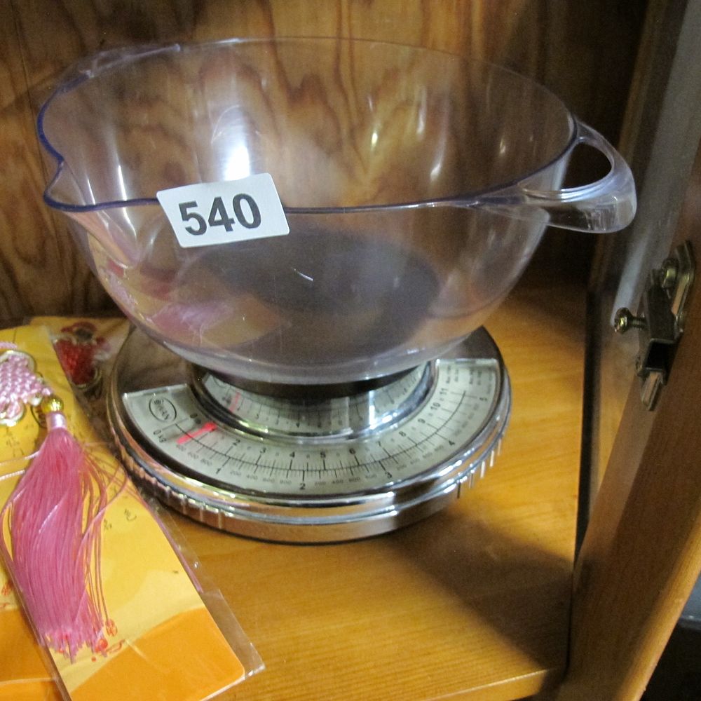 Lot 540: Swan Mechanical Kitchen Scale with Removable Clear Measuring...