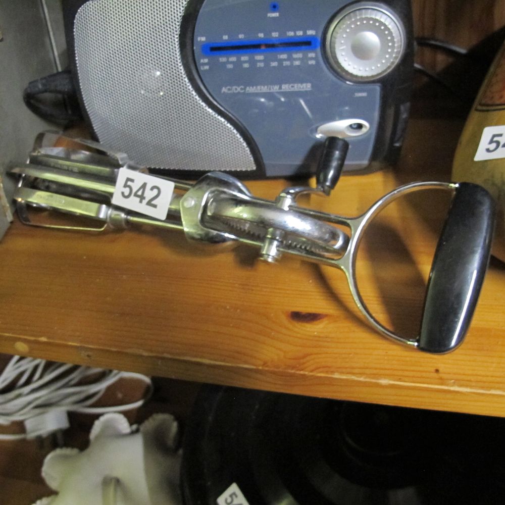 Lot 542: Ekco Flint Best Heavy Duty Manual Egg Beater,...