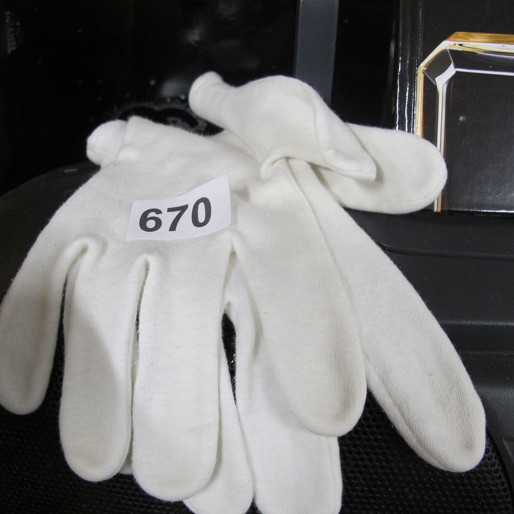 Lot 670: A Pair of White Cotton Gloves