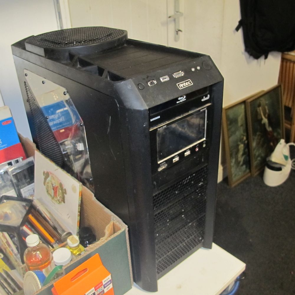 Lot 744: Antec, Dark Fleet DF-85, Unknown Processor, Aerocool Touch-2000...