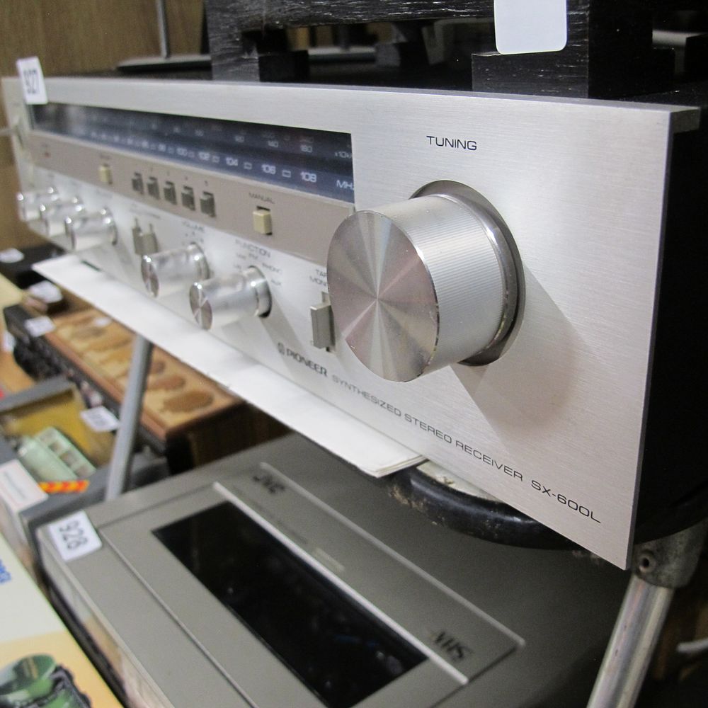 Lot 927: Pioneer SX-600L Synthesized Stereo Receiver, 1980s