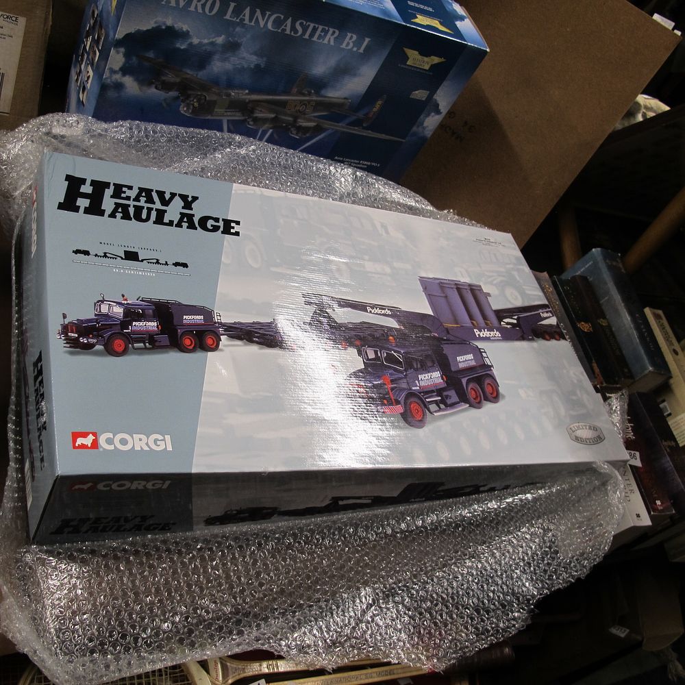 Lot 1282: Corgi Heavy Haulage 18005 Pickfords Scammell Contractor and...